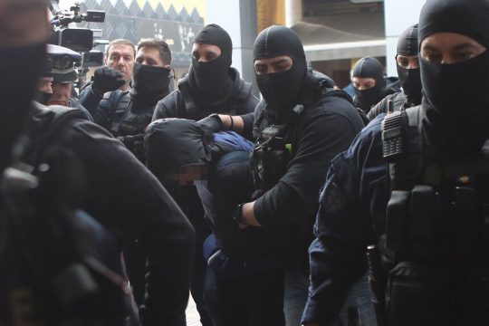 Ο 18χρονος που κατηγορείται ότι έριξε τη ναυτική φωτοβολίδα στον 31χρονο αστυνομικό κατά τη διάρκεια των επεισοδίων στον Ρέντη