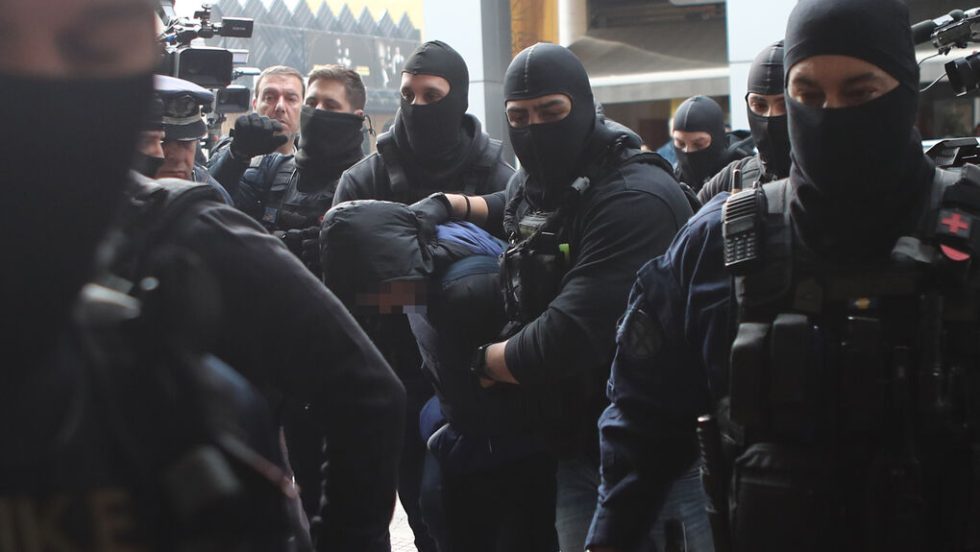 Ο 18χρονος που κατηγορείται ότι έριξε τη ναυτική φωτοβολίδα στον 31χρονο αστυνομικό κατά τη διάρκεια των επεισοδίων στον Ρέντη