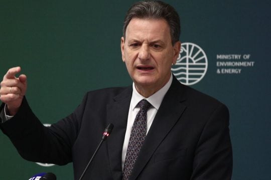 Ο υπουργός Περιβάλλοντος και Ενέργειας Θεόδωρος Σκυλακάκης επέλεξε να ξιφουλκήσει εναντίον όσων... προκαλούν «στρατηγικά» σύγχυση στους καταναλωτές