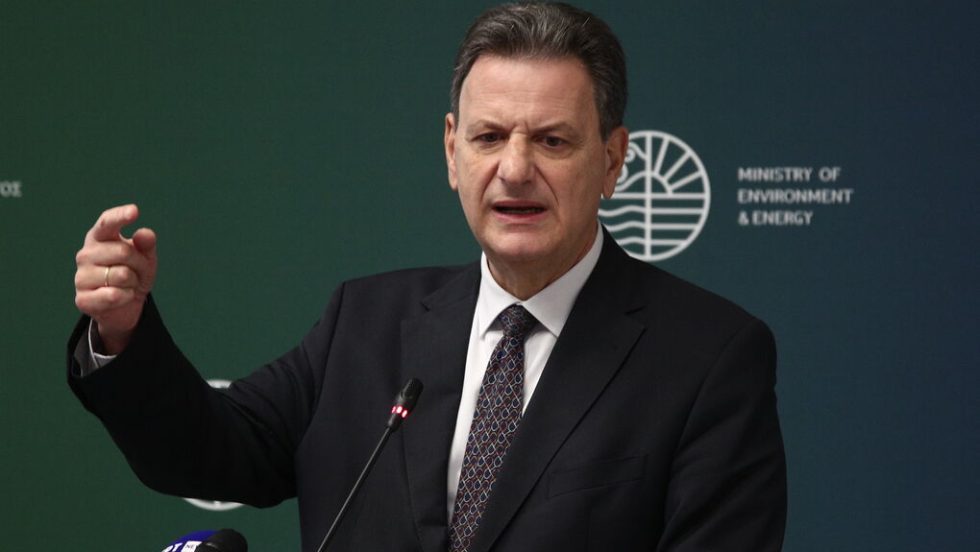 Ο υπουργός Περιβάλλοντος και Ενέργειας Θεόδωρος Σκυλακάκης επέλεξε να ξιφουλκήσει εναντίον όσων... προκαλούν «στρατηγικά» σύγχυση στους καταναλωτές