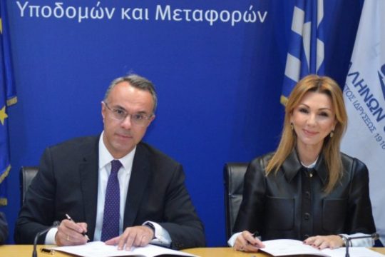 Ο υπουργός Υποδομών Χρ. Σταϊκούρας και η πρόεδρος της ΕΕΕ Μελίνα Τραυλού υπογράφουν το μνημόνιο για τη δωρεά των εφοπλιστών