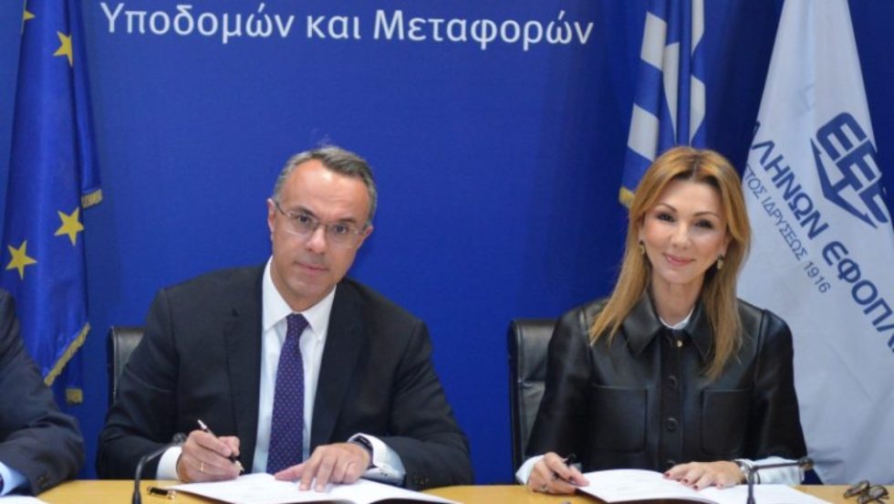 Ο υπουργός Υποδομών Χρ. Σταϊκούρας και η πρόεδρος της ΕΕΕ Μελίνα Τραυλού υπογράφουν το μνημόνιο για τη δωρεά των εφοπλιστών