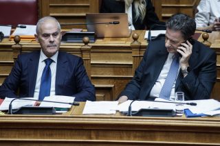 Ο υπουργός Περιβάλλοντος και Ενέργειας Θεόδωρος Σκυλακάκης και ο υφυπουργός Νίκος Ταγαράς