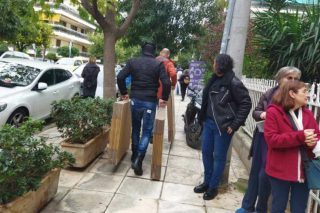 Αλληλέγγυος κόσμος της γειτονιάς και μέλη του ΠΑΜΕ έξω από το διαμέρισμα της οικογένειας στην οδό Ναϊάδων 14 στο Παλαιό Φάληρο την περασμένη Παρασκευή κατάφεραν να αποτρέψουν -προς το παρόν- την έξωση