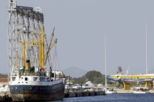 «Το ενδιαφέρον των Αμερικανών για πλωτή μονάδα αποθήκευσης υγροποιημένου φυσικού αερίου στο λιμάνι της Αλεξανδρούπολης υπονομεύει την ισόρροπη ανάπτυξη εντός της περιφέρειας δεν βοηθάει στο να βγει η περιοχή από το τέλμα», τονίζει ο Χρ. Γιορδαμλής