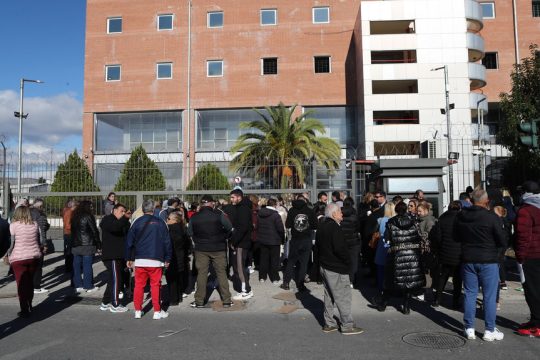 Συγγενείς των προσαχθέντων για τον τραυματισμό αστυνομικού από ναυτική φωτοβολίδα είχαν συγκεντρωθεί από νωρίς χθες το πρωί έξω από το Αλλοδαπών στην Πέτρου Ράλλη