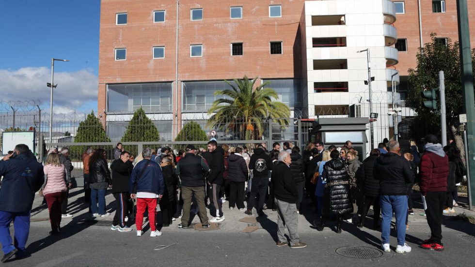 Συγγενείς των προσαχθέντων για τον τραυματισμό αστυνομικού από ναυτική φωτοβολίδα είχαν συγκεντρωθεί από νωρίς χθες το πρωί έξω από το Αλλοδαπών στην Πέτρου Ράλλη