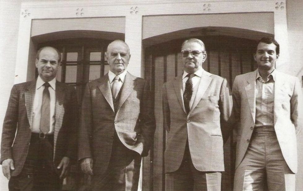 Οι Καραμανλήδες σε πλήρη διάταξη. Από αριστερά: Αχιλλέας, Κωνσταντίνος, Αλέκος και Κωστάκης.