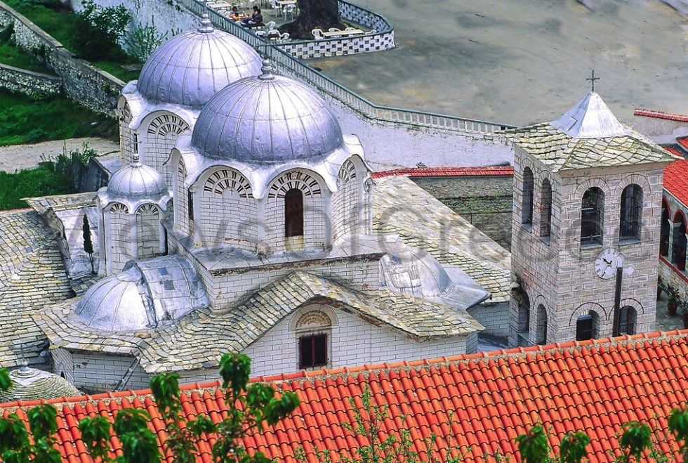 Το μοναστήρι της Παναγίας Εικοσιφοινίσσης βρίσκεται σε υψόμετρο 753 μέτρων σε δασωμένη κόχη του Παγγαίου