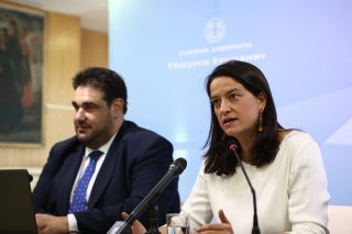 Η Νίκη Κεραμέως και ο Θ. Λιβάνιος στη χθεσινή συνέντευξη Τύπου για την επιστολική ψήφο