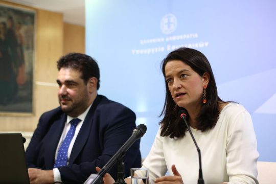 Η Νίκη Κεραμέως και ο Θ. Λιβάνιος στη χθεσινή συνέντευξη Τύπου για την επιστολική ψήφο