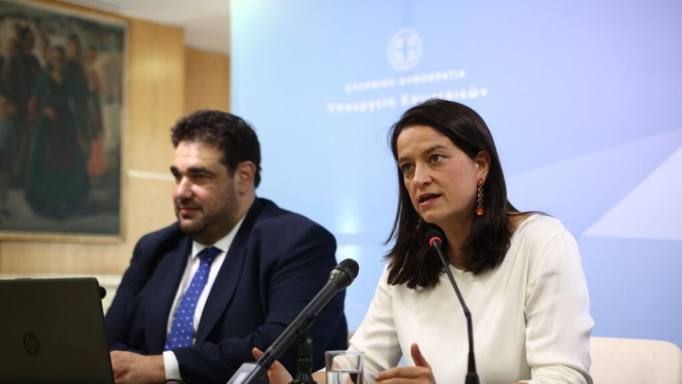 Η Νίκη Κεραμέως και ο Θ. Λιβάνιος στη χθεσινή συνέντευξη Τύπου για την επιστολική ψήφο