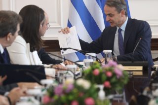 Ο Κυρ. Μητσοτάκης παρουσιάζει τον φάκελο της επιστολικής ψήφου για τις επόμενες ευρωεκλογές στο χτεσινό υπουργικό συμβούλιο