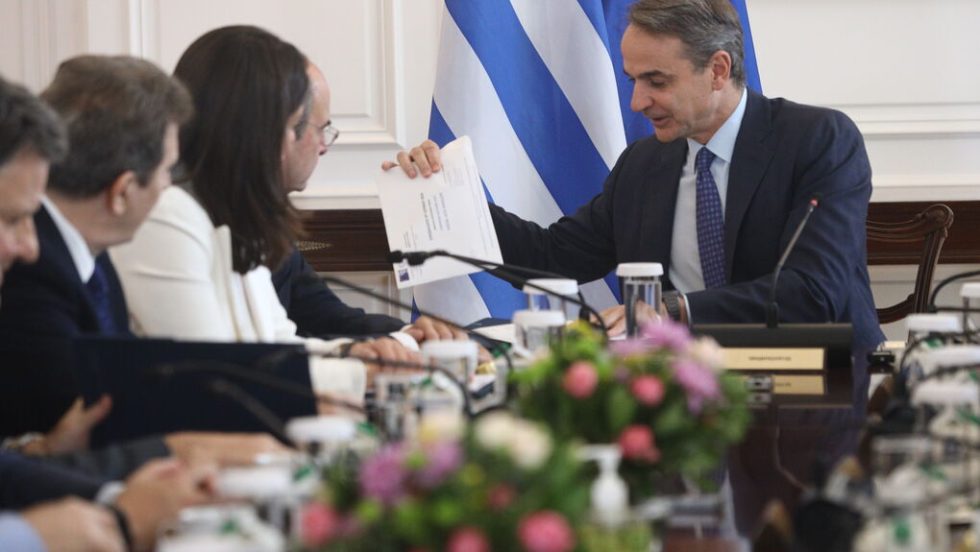 Ο Κυρ. Μητσοτάκης παρουσιάζει τον φάκελο της επιστολικής ψήφου για τις επόμενες ευρωεκλογές στο χτεσινό υπουργικό συμβούλιο