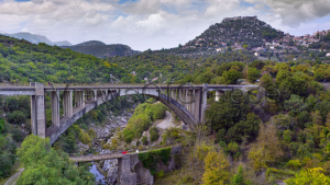 Το κάστρο της μνήμης και το χωριό τού σήμερα
