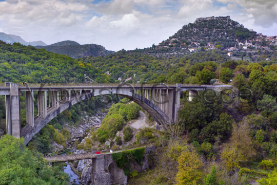 Η Καρύταινα και το κάστρο της, σε πρώτο πλάνο η παλιά και νέα γέφυρα του Αλφειού ποταμού