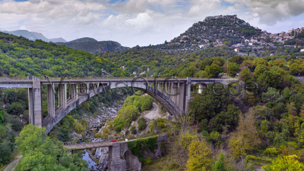 Η Καρύταινα και το κάστρο της, σε πρώτο πλάνο η παλιά και νέα γέφυρα του Αλφειού ποταμού