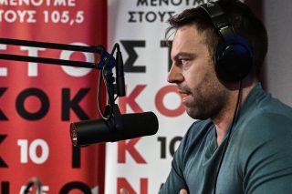 Ο πρόεδρος του ΣΥΡΙΖΑ, Στέφανος Κασσελάκης, μπροστά στο μικρόφωνο του ραδιοφωνικού σταθμού «105,5 Στο Κόκκινο»