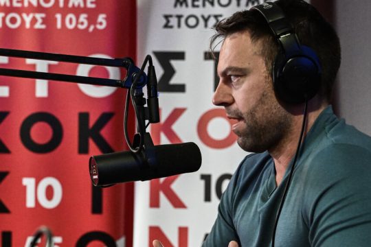 Ο πρόεδρος του ΣΥΡΙΖΑ, Στέφανος Κασσελάκης, μπροστά στο μικρόφωνο του ραδιοφωνικού σταθμού «105,5 Στο Κόκκινο»