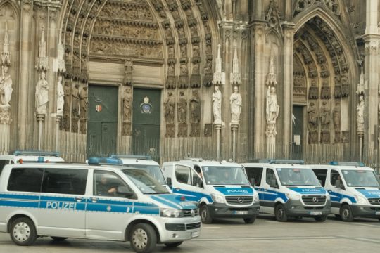 αστυνομικά οχήματα έξω από τον καθεδρικό της Κολονίας