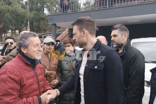 o Στέφανος Κασσελάκης με εργαζομένους της ΛΑΡΚΟ