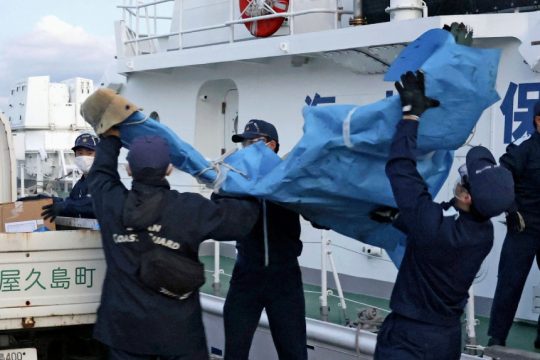 Mέλη της ιαπωνικής ακτοφυλακής μεταφέρουν συντρίμμια