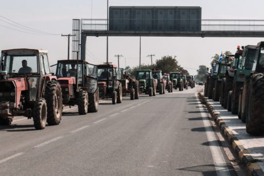 αγρότες με τρακτέρ