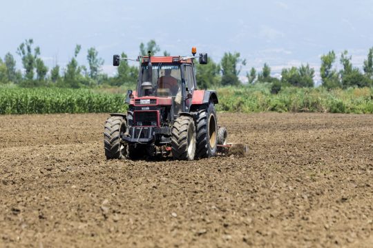 Τραγικό δυστύχημα στην Ηλεία - Αγρότης δούλευε στο χωράφι και καταπλακώθηκε από το τρακτέρ του