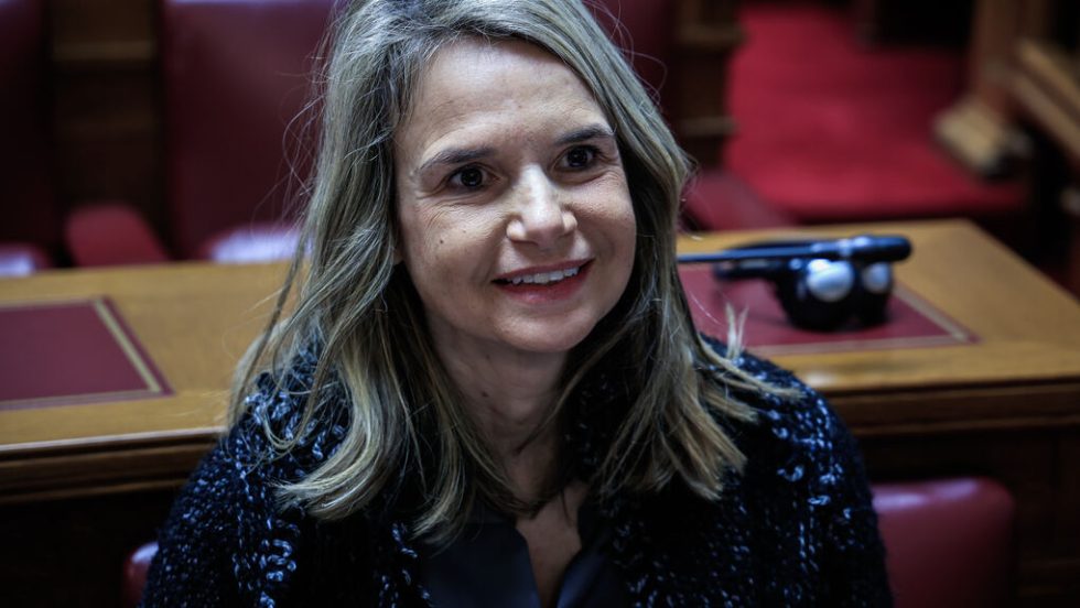 Στα αίτια της πυρκαγιάς που προκλήθηκε κατά τη σύγκρουση των δύο τρένων εστίασε τις ερωτήσεις της η βουλευτής του ΠΑΣΟΚ Μιλένα Αποστολάκη