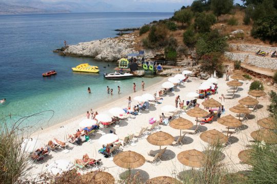 Ομπρέλες σε παραλία