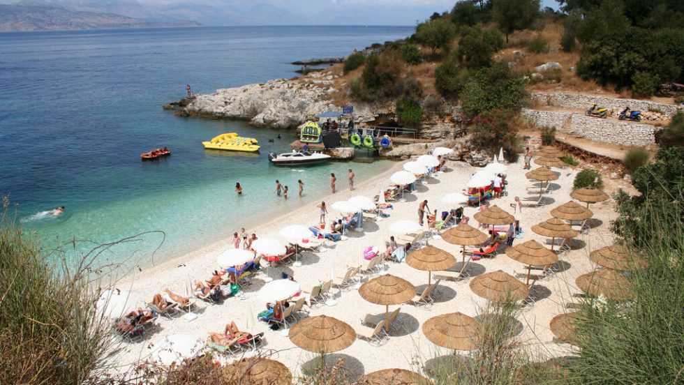 Ομπρέλες σε παραλία