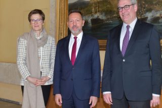 Η επικεφαλής του SSM Claudia Buch σε αναμνηστική φωτογραφία με τον διοικητή της Τράπεζας της Ελλάδος Γιάννη Στουρνάρα και τον επικεφαλής του SRB Dominique Laboureix