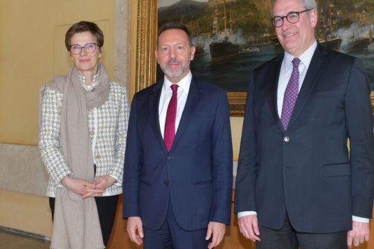 Η επικεφαλής του SSM Claudia Buch σε αναμνηστική φωτογραφία με τον διοικητή της Τράπεζας της Ελλάδος Γιάννη Στουρνάρα και τον επικεφαλής του SRB Dominique Laboureix