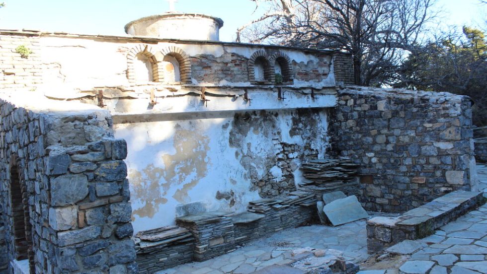 Υπό κατάρρευση και το βυζαντινό εκκλησάκι του Αγίου Πέτρου στη Μόλα