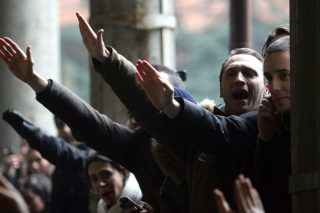 Οι πέντε φασίστες, που είχαν συλληφθεί για τον μουσολινικό χαιρετισμό που έκαναν στο Μιλάνο πριν από οχτώ χρόνια, θα πρέπει να δικαστούν εκ νέου