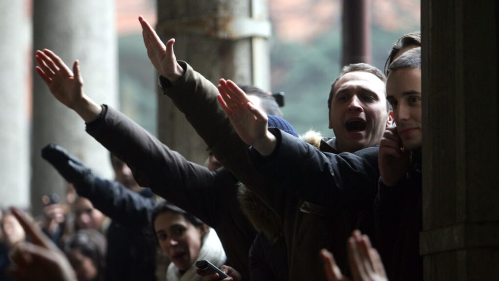 Οι πέντε φασίστες, που είχαν συλληφθεί για τον μουσολινικό χαιρετισμό που έκαναν στο Μιλάνο πριν από οχτώ χρόνια, θα πρέπει να δικαστούν εκ νέου