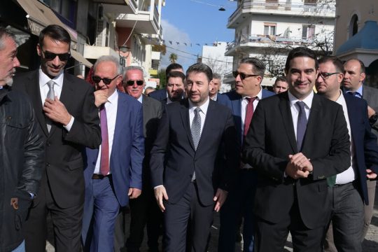 Ο Νίκος Ανδρουλάκης μαζί με τον Μιχάλη Κατρίνη και τοπικά στελέχη του ΠΑΣΟΚ σε περιοδεία στην Αμαλιάδα