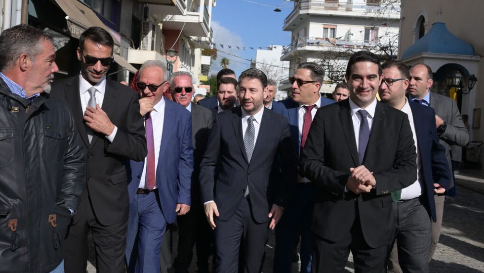 Ο Νίκος Ανδρουλάκης μαζί με τον Μιχάλη Κατρίνη και τοπικά στελέχη του ΠΑΣΟΚ σε περιοδεία στην Αμαλιάδα