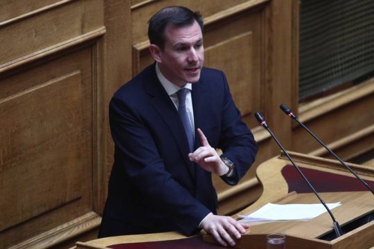 Επανήλθε ο Δουδωνής: «Έχουν ενημερώσει οι κυβερνητικοί τον συμπατριώτη μας κ. Χιώτη για την Οδηγία;»