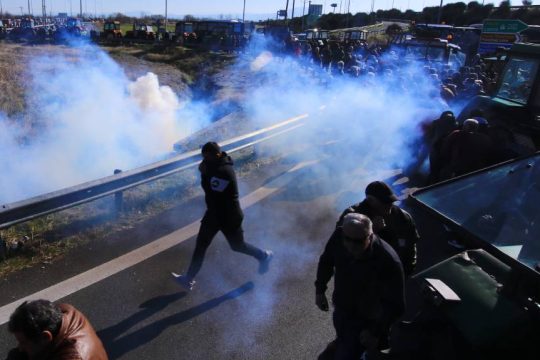 Δακρυγόνα κατά αγροτών