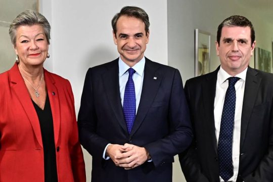 Γιόχανσον, Μητσοτάκης, Καιρίδης