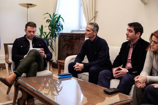 ο Στ. Κασσελάκης με εργαζομένους σε τράπεζα