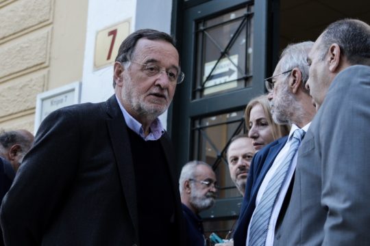 Έξω από την Ευελπίδων