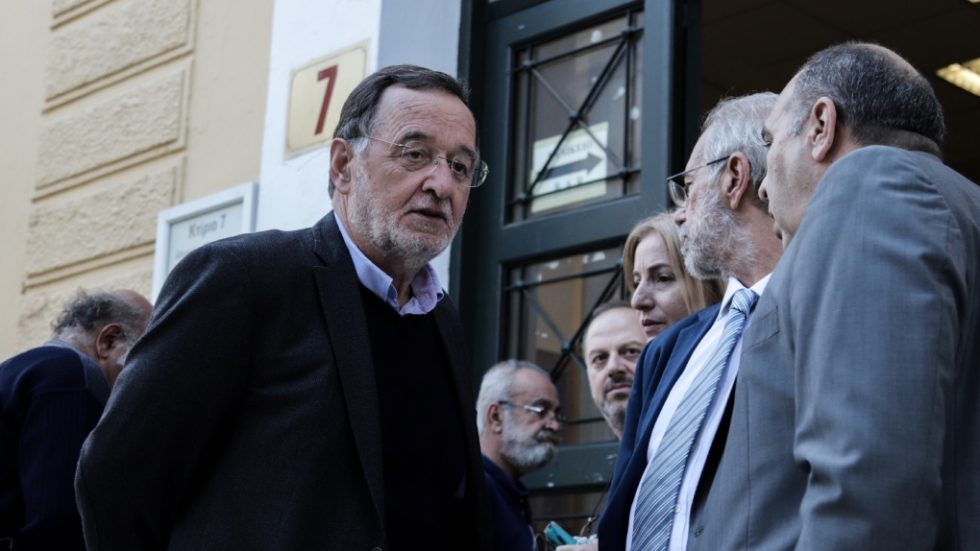 Έξω από την Ευελπίδων