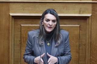 Η Πέτη Πέρκα αναλαμβάνει πρόεδρος της ΚΟ Νέας Αριστεράς μετά την παραίτηση Χαρίτση