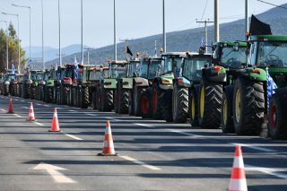 Τρακτερ των αγροτών στην εθνική οδό
