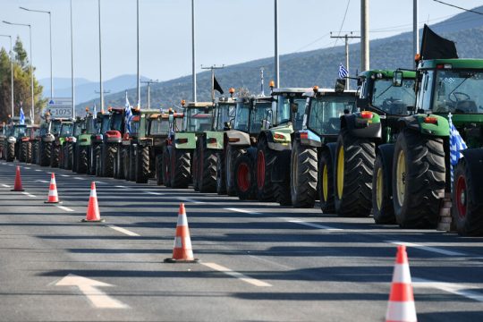 Τρακτερ των αγροτών στην εθνική οδό
