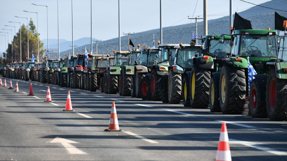 Τρακτερ των αγροτών στην εθνική οδό