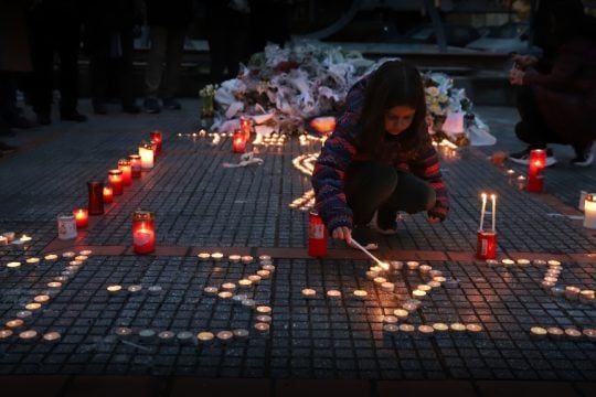 Κεριά στη μνήμη των θυμάτων των Τεμπών