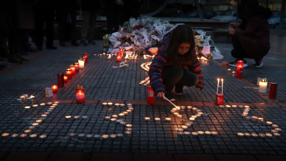 Κεριά στη μνήμη των θυμάτων των Τεμπών